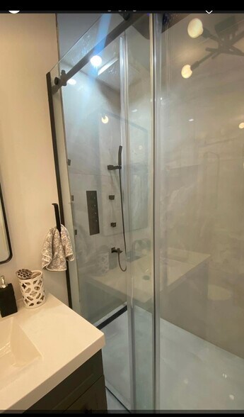 Building Photo - 5 Emrose Ter