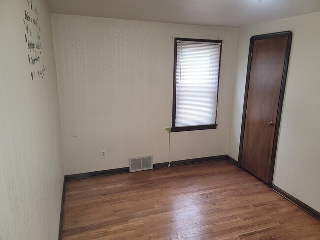 Building Photo - 4997 E 110th St