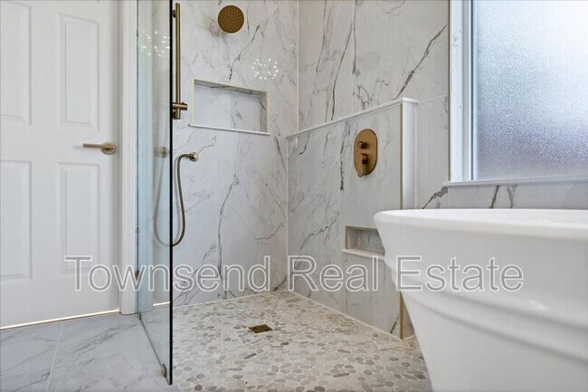 Building Photo - 695 Cedar Point