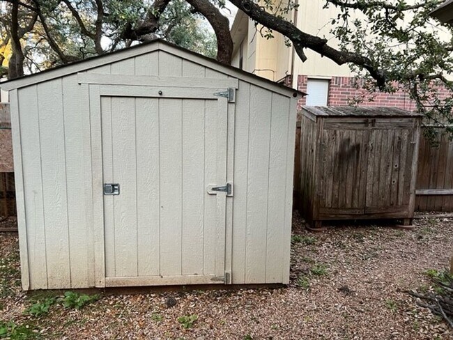 Building Photo - Beautiful home for lease in desirable Milw...