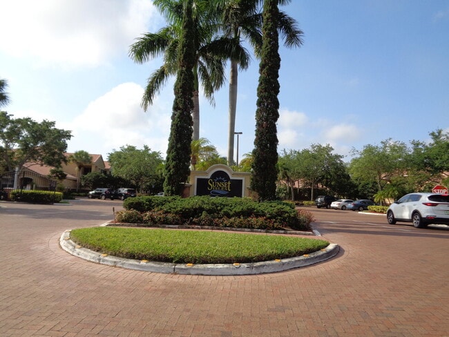 Primary Photo - 10372 Fox Trail Rd S