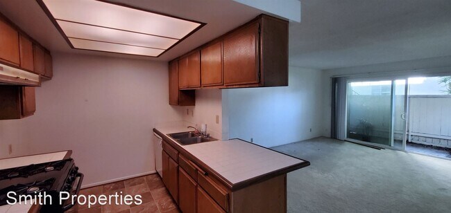 Building Photo - 1865 Plaza del Amo