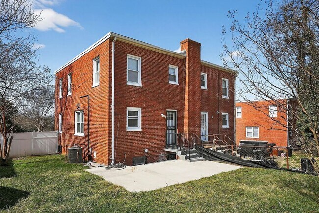 Building Photo - Spacious Townhome with driveway