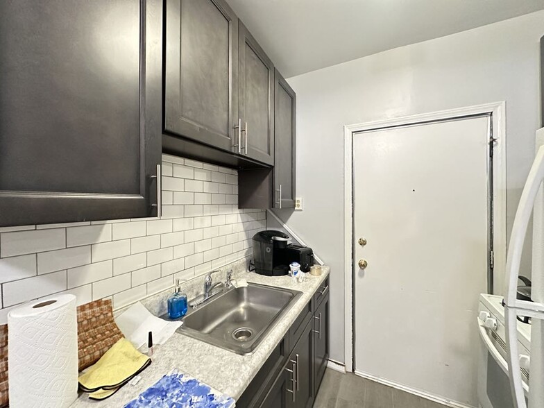 Building Photo - 929 W Sunnyside Ave