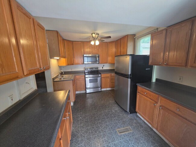 Building Photo - 2-bedroom, 1-bath home in New Brighton