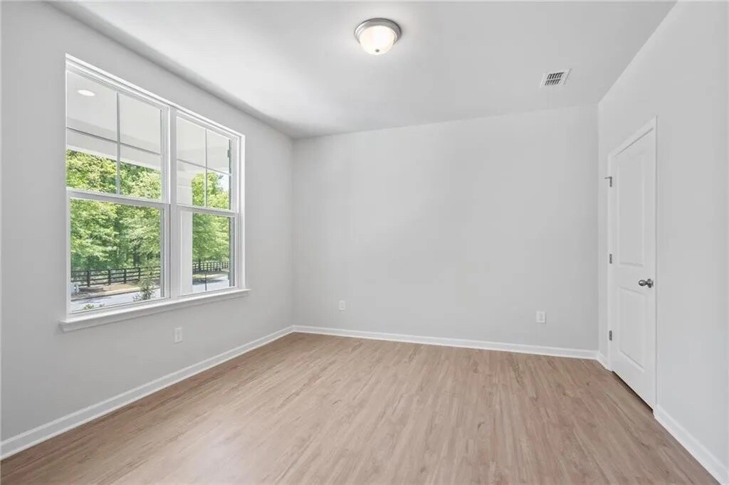 Building Photo - Room in House on Riverwood Dr