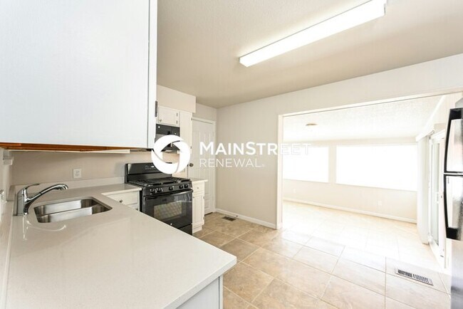 Building Photo - 4 Bedroom Pet-Friendly Home in DENVER, CO with Main Street Renewal