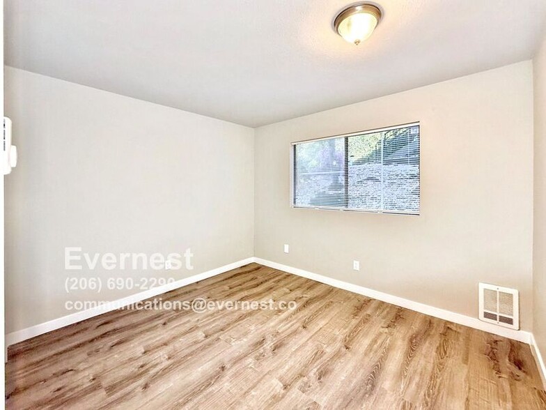 Building Photo - 12543 NE 23rd Pl