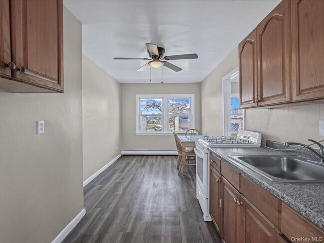 Building Photo - 1315 Dekoven St