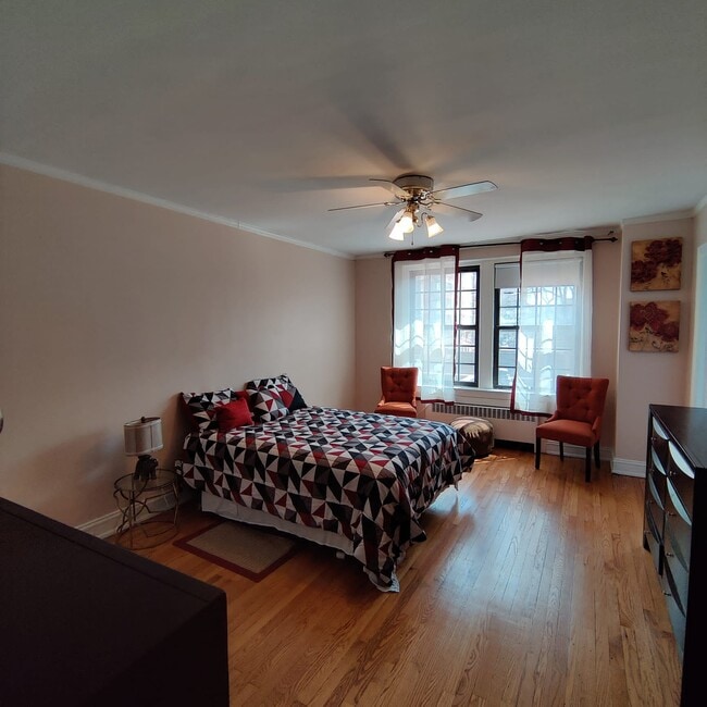 Primary Photo - 6901 S Oglesby Ave