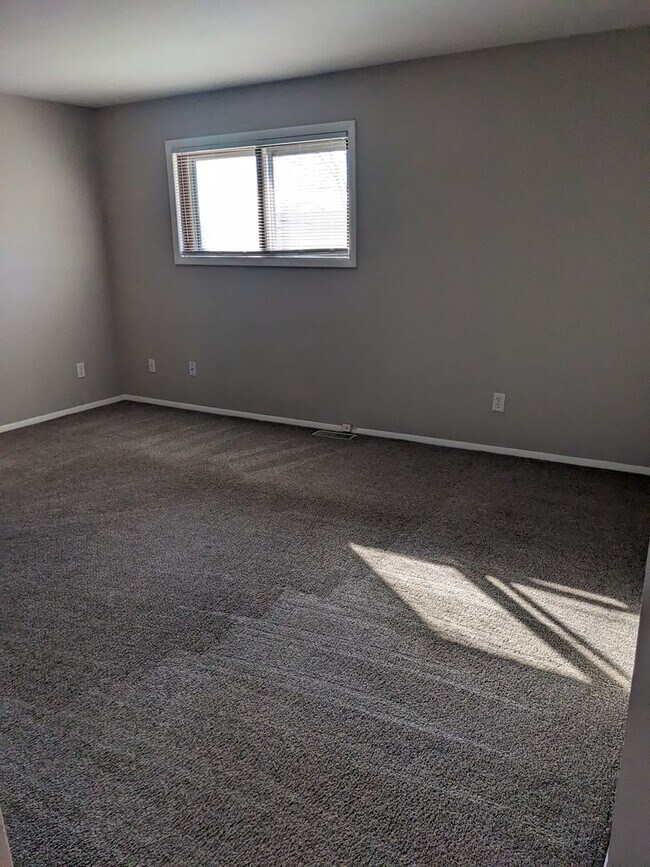 Building Photo - Spacious 3 bd 1.5 bth Raised Ranch Duplex