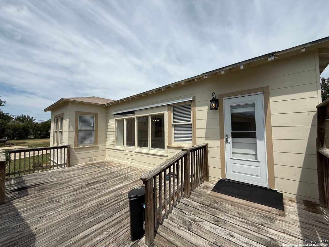 Building Photo - 1214 Sutton Dr