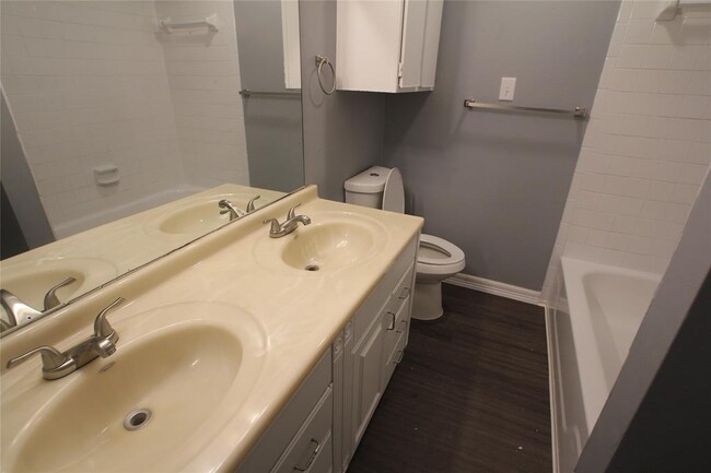 Building Photo - 5423 Farley Dr