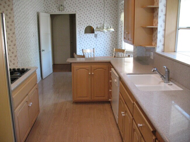 Huge Kitchen and dining area in kitchen (separate from dining room) - 3121 W Wyoming Ave