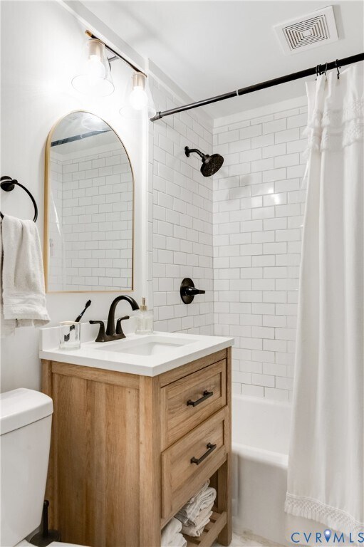 Building Photo - 2103 Pinetree Dr