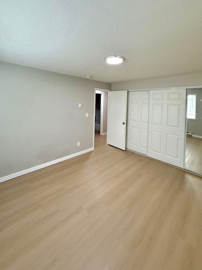 Building Photo - 4-Bedroom North Green Lake Townhouse-Style...