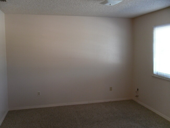 Building Photo - CONDO READY FOR MOVE IN!
