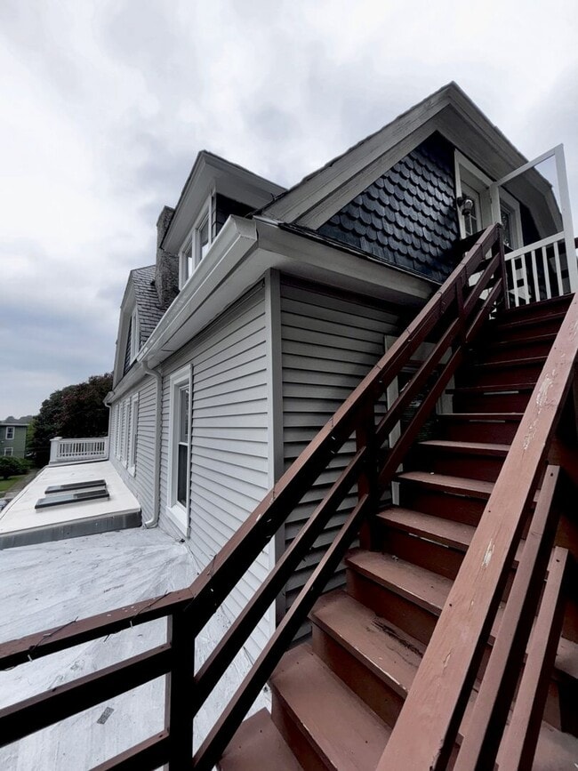 Building Photo - Charming 2-Bedroom Apartment with River Views