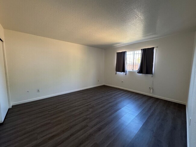 Building Photo - Two Bed, One Bath Triplex with a One Car G...