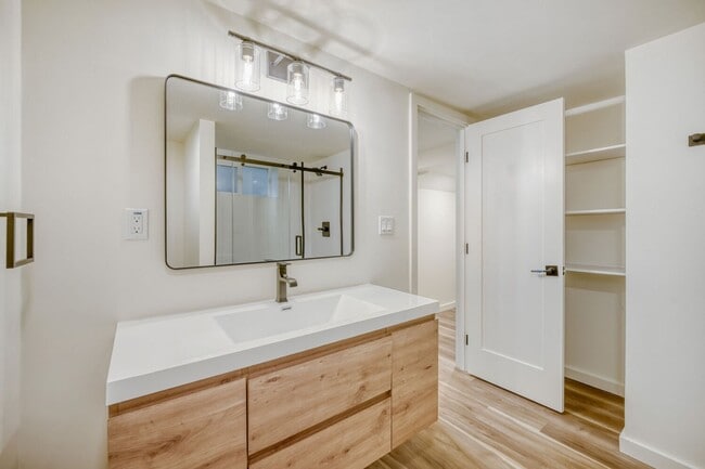 Building Photo - Montlake/Madison Park Area | Remodeled 3 Bed + Bonus Spaces | Arboretum Access