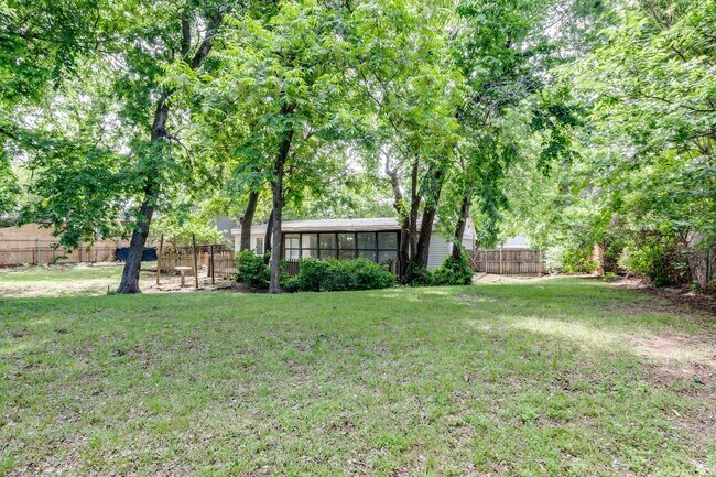 Building Photo - Spacious mid-century ranch home in Clegern