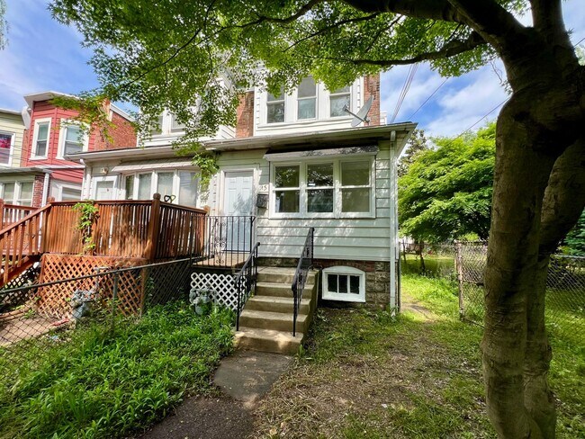 Building Photo - 13 Kern St