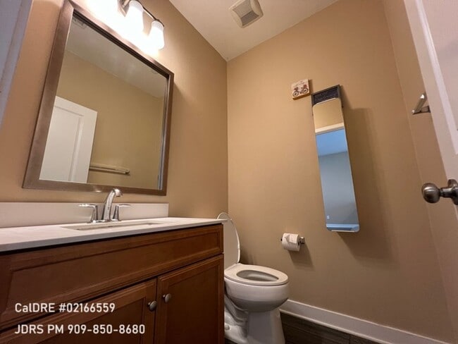 Building Photo - Bellflower Furnished 3 Bedroom Townhouse