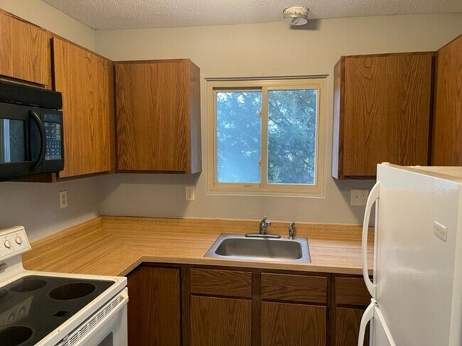 Building Photo - 902 Hartwell Dr