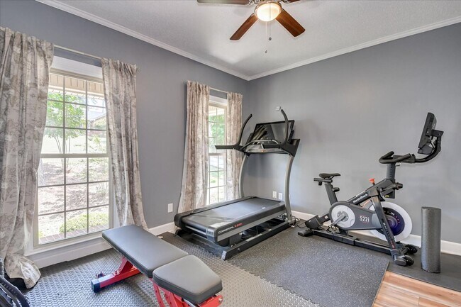 Building Photo - 4 bedroom 3 full bathroom home in heart of...