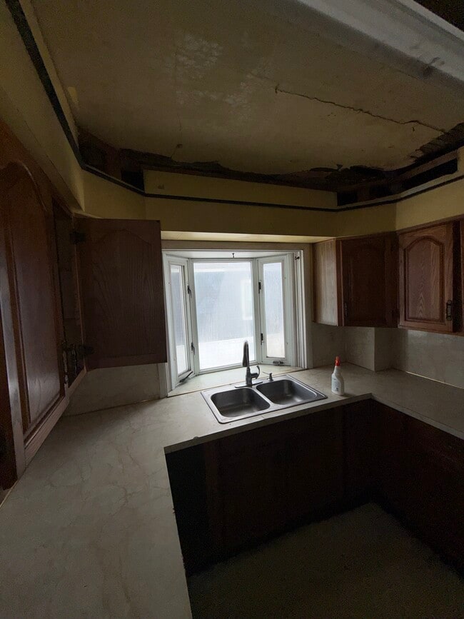 Building Photo - 111 E Livingston Dr