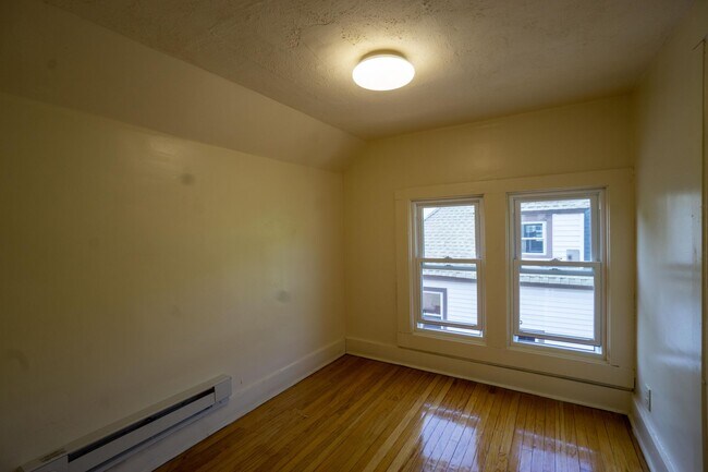 Building Photo - Newly renovated 3 bedroom apartment close ...
