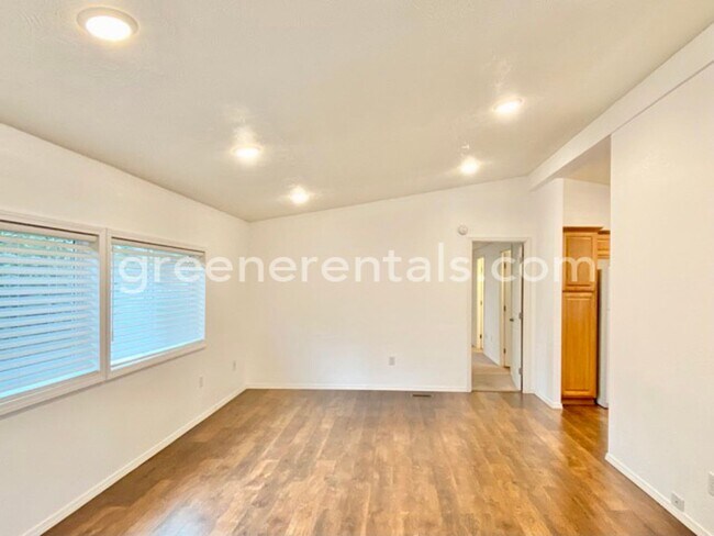 Building Photo - 6733 5th Ct SE