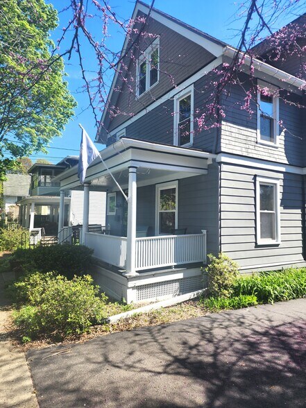 Building Photo - 413 N Geneva St