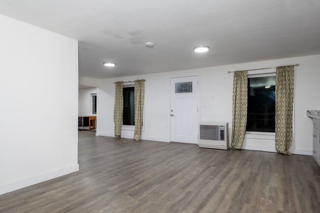 Building Photo - Beautiful 2 Bedroom, 1 Bath, 3 Car Garage Home with 5 Acres off CHSPR