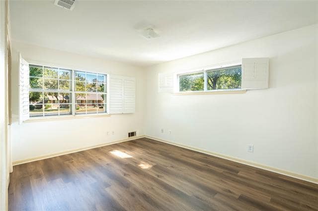 Building Photo - 2217 Sylvan Dr