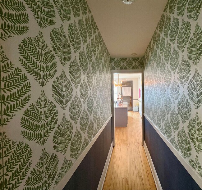 Building Photo - Amazing North Center 3 Bed / 1 Bath Unit Ready 4/2026! Hardwood Floors Throughout!