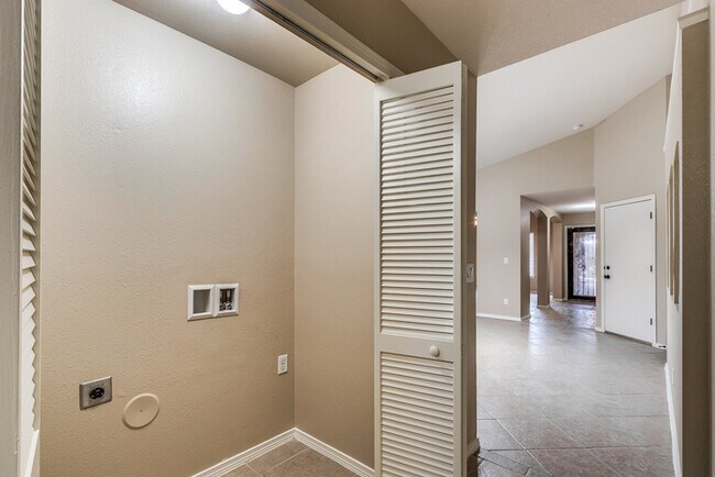 Building Photo - Immaculate Eastside 4-bedroom home in El P...