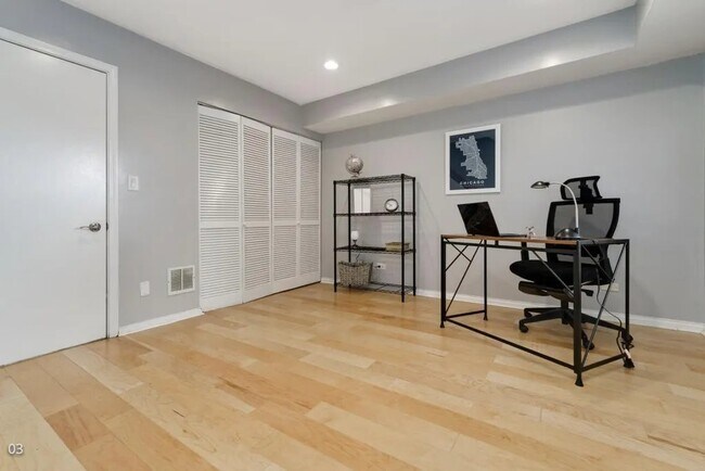 Building Photo - 1540 N Greenview Ave