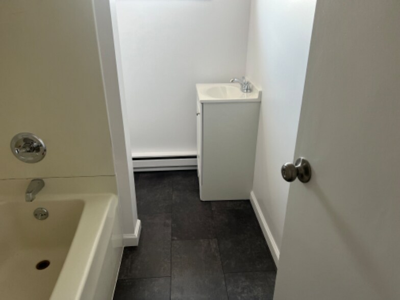 Building Photo - 132 S Apple St