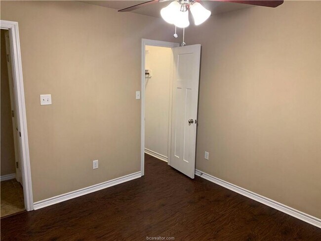 Building Photo - Beautifully 4 bedroom, 3 bathroom house wi...