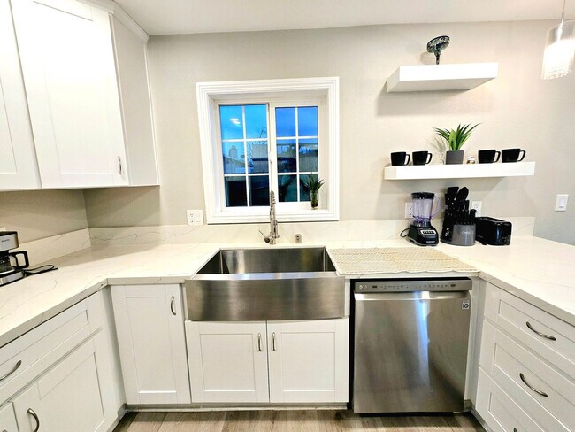 Building Photo - 451 E Lincoln Ave