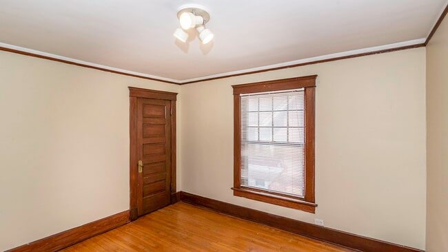 Building Photo - 823 Dewey Ave