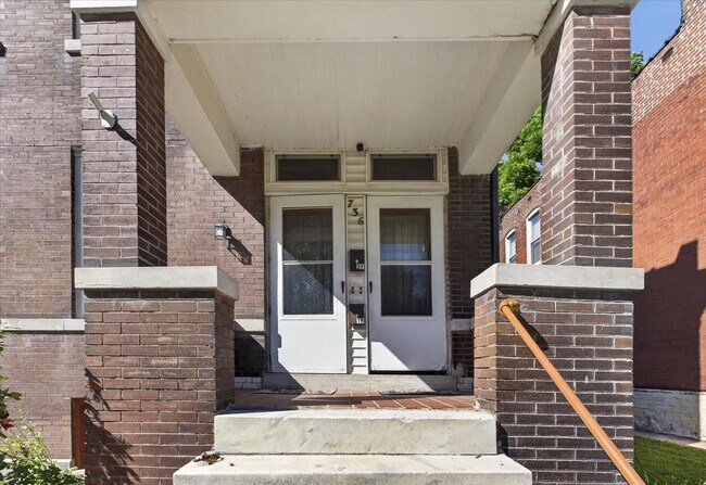 Building Photo - 736 Dover Pl