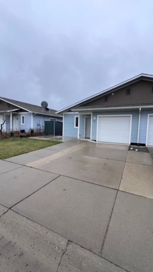 Building Photo - 5 bedroom 2 bath duplex now available!!!