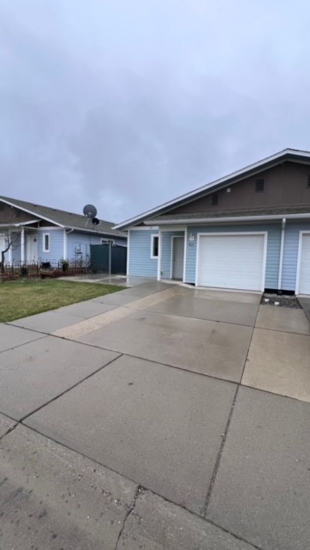 Building Photo - Beautiful 5-bedroom, 2-bath duplex!