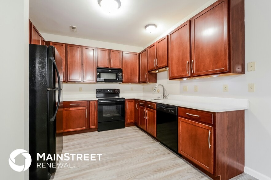 Building Photo - 2016 Village Glen Dr