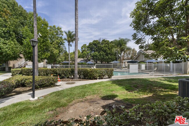 Building Photo - 3863 Thorncroft Ln