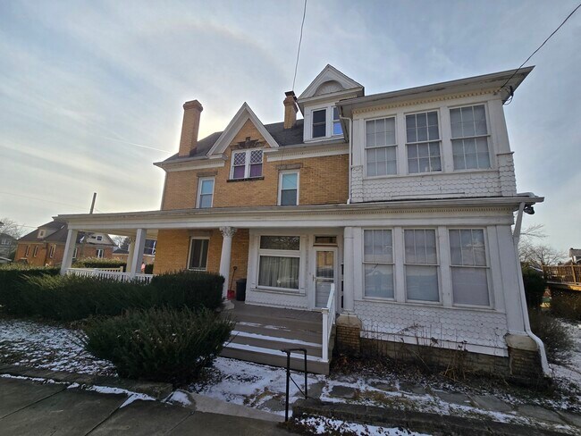 Building Photo - 544 E Pearl St