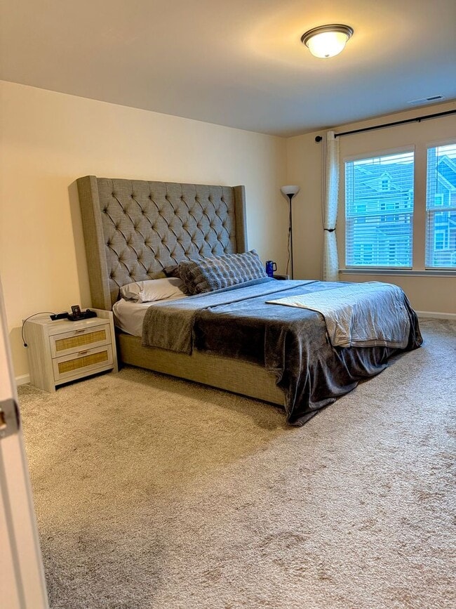 Building Photo - AVAILABLE 9/1 - Beautiful 3 bed/2.5 bath T...