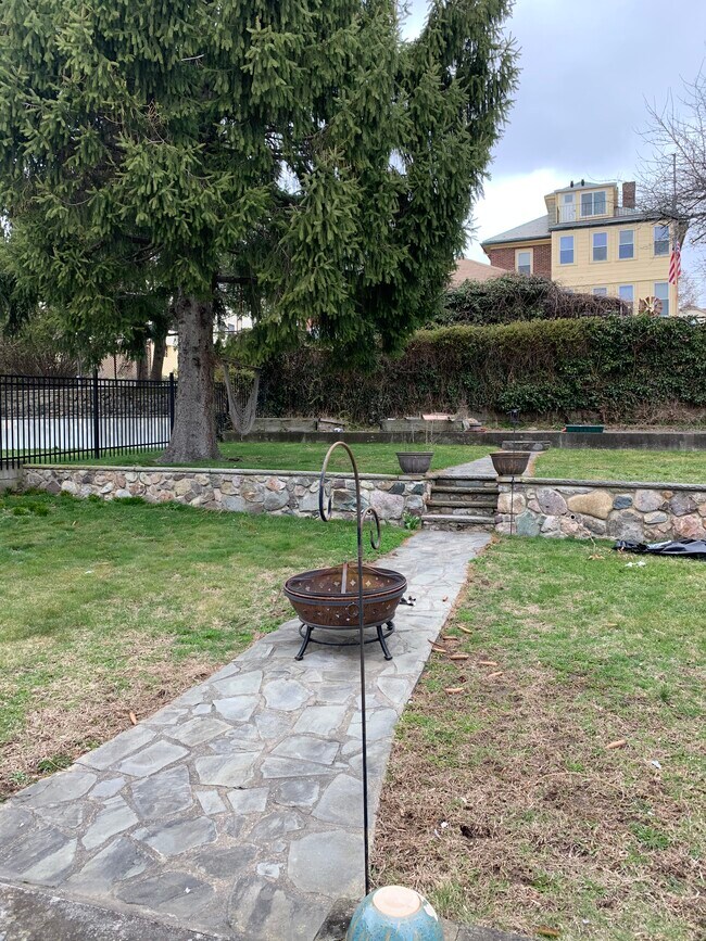 Primary Photo - 85 Gladstone St